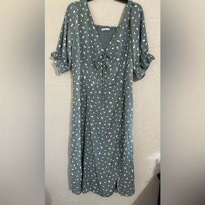 Cute Abercrombie and Fitch dress! Perfect for spring, has a slit on one side.